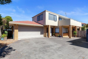 Lucy's House by the Beach - Mount Maunganui Holiday Home
